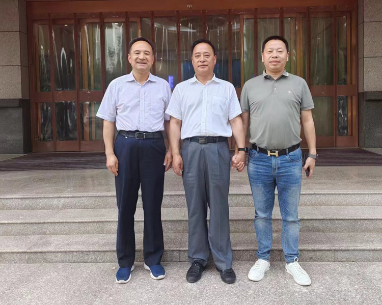 周德林一行拜訪西安市商洛商會(huì)和盤(pán)龍藥業(yè)集團(tuán)主要領(lǐng)導(dǎo)